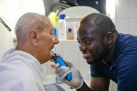 Teil der Ausstellung sind auch Siegfried Richter und als Auszubildender Arsene Fredy Nsinha. Einfühlsam berichten sie von ihrer Freundschaft, die über die gemeinsame Liebe zum BVB Dortmund hinausgeht. Ausstellungs-Foto: Jens Schulze 