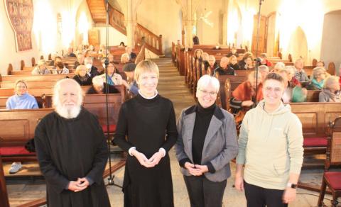 „Wie heute von Gott reden?“ war Thema des Podiumsgespräches zwischen (von links) Pater Anselm Grün, Äbtissin Bärbel Görcke, Militärpfarrerin Dr. Alexandra Dierks und der Präses der Synode der Evangelischen Kirche in Deutschland Anna-Nicole Heinrich. Foto: Gunnar Schulz-Achelis 