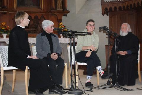 Über das Gebet sprachen auf Einladung von Äbtissin Bärbel Görcke (von links), Militärpfarrerin Dr. Alexandra Dierks, die Präses der Synode der Evangelischen Kirche in Deutschland Anna-Nicole Heinrich und Pater Anselm Grün. Foto: Gunnar Schulz-Achelis 