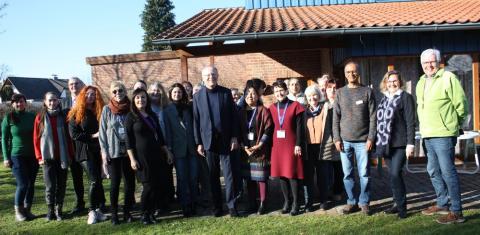 Ministerpräsident Stephan Weil ließ sich im blau-gelben Treffpunkt über die Flüchtlingsarbeit informieren von Geflüchteten, sowie haupt-und ehrenamtlichen Helfern. 
