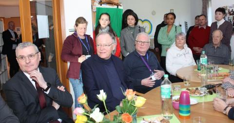 Ministerpräsident Stephan Weil (Mitte) fragte Geflüchtete, ob sie sich wohlfühlen und ließ sich von ehrenamtlichen Helfern über die Arbeit berichten. Links der Vorstandssprecher der Diakonie Niedersachsen Hans-Joachim Lenke und 5. von links Iryna Kuleshba aus Kiew. 