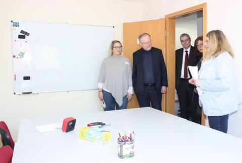 Imke Fronia (von links) und Janet Breier (rechts) zeigen (von links) Ministerpräsident Stephan Weil, Diakonievorstandsprecher Hans-Joachim Lenke und Geschäftsführerin Sandra Heuer den Schulungsraum im Treffpunkt. 