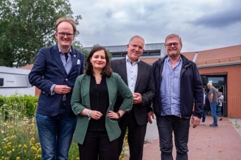 Zufrieden mit dem Abend: Superintendent Rainer Müller-Jödicke (von links), Moderatorin Elisabeth Woldt, Verfassungsschutzpräsident Dirk Pejril und Cord Dreyer vom Bündnis gegen Rechts.