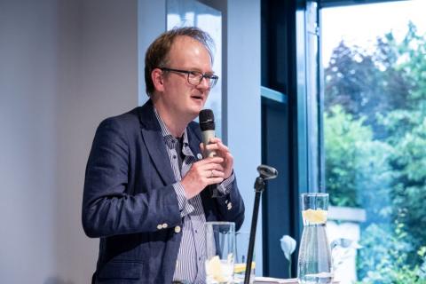Superintendent Rainer Müller-Jödicke eröffnet den Abend im Gemeindehaus von Neustadts Johannesgemeinde.