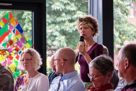 Pastorin Sarah Pantke ruft dazu auf, dass jeder und jede im eigenen Bereich darauf achten müsse, die Menschlichkeit zu bewahren.