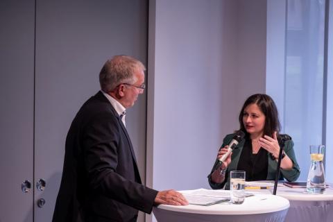 Verfassungsschutzpräsident Dirk Pejril im Podiums-Gespräch mit Moderatorin Elisabeth Woldt.