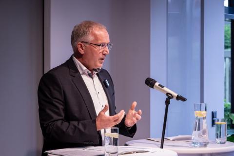 Der Präsident des niedersächsischen Verfassungsschutzes Dirk Pejril findet bei seinem Vortrag klare Worte für die Gefahr durch Rechtsextremismus in Deutschland.