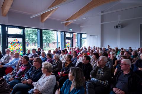 Reges Interesse: Viele Besucher und Besucherinnen hören den Vortrag des niedersächsischen Verfassungsschutzpräsidenten Dirk Pejril im Gemeindehaus von Neustadts Johannesgemeinde. 